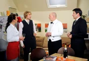 Mick reagiert überraschend aufbrausend, als seine Freunde ihn für die Rettung von Bente als Helden feiern.
