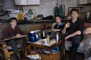 Das junge Gärtnerteam, Maria Inonesco (Irina Potapenko, M.), Lasse Möller (Justus Johanssen, r.) und sein Bruder Rico (Nick Julius Schuck, l.) geht ziemlich entspannt mit den Fragen der Sylter Kommissare zum Mord an ihrem Auftraggeber Friedel Tanner um.