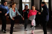 Bamberger bietet den Lansingern ein Fitness-Programm gegen die Frühjahrsmüdigkeit. Von links: Hubert Kirchleitner (Bernhard Ulrich), Uschi Guggenmoser (Silke Popp), Trixi Preissinger (Doreen Dietel) und Roland Bamberger (Horst Kummeth).