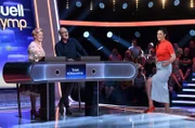Moderatorin Esther Sedlaczek (r.) mit den Kandidat:innen des Teams "Süss und Lustig": Enie van de Meiklokjes (l.) Moderatorin und Bodo Bach (2.v.l.) Komiker.