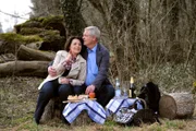 Joseph und Rosi genießen ein gemeinsames Picknick im Grünen. Von links: Rosi (Brigitte Walbrun) und Joseph Brunner (Wilhelm Manske).