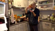 Dieter vermisst nicht nur seine Oma, sondern auch ihr gutes spanisches Essen. Und weil er ohnehin dringend zunehmen muss, bemüht sich Ehefrau Carmen, ihm eine ähnliche Speise zu kochen.