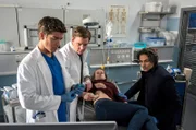 Der neue Oberarzt Dr. Noah Mattes (Chrisitan Martin Schäfer, r.) und seine Kollegen Marc Lindner (Christian Beermann, 2.v.l.) und Ben Ahlbeck (Philipp Danne, l.) untersuchen Finja Wolters (Linda Belinda Podzus, 2.v.r.) mit dem Ultraschallgerät.