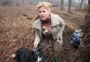 Einsfestival MORD MIT AUSSICHT (21/26), "Die Saat des Bösen", am Dienstag (04.02.14) um 20:15 Uhr. Der kleine Timmi ist verschwunden. Hund Quast führt Heike Schäffer (Petra Kleinert) zu seinem verlassenen Kinderwagen im Wald.
