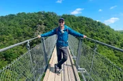 Johannes Zenglein auf der Hängeseilbrücke in Geierlay