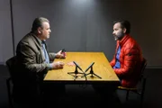 Kriminalhauptkommissar Jan Brockhorst (Felix Vörtler, l.) verhört Physiotherapeut Scholz (Beat Marti, r.), der auch die tote Ruderin betreut und mit Vitamin-Tabletten versorgt hatte.