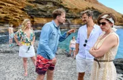 ARD Degeto EIN FERIENHAUS AUF TENERIFFA, am Freitag um 20:15 Uhr und um 01:20 Uhr im ERSTEN. Jürgen (Janek Rieke, 2. v. li.) und Lars (Philipp Hochmair) haben miteinander ein Hühnchen zu rupfen. Ihre Frauen Tinka (Anna König, li.) und Diana Wimmer (Caro Scrimali, re.) sind ebenfalls miteinander verkracht. Die Kinder Charlie (Lena Mayr) und Paul (Arsseni Bultmann, li.) schauen zu.
