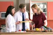 Dr.Carolin Thelen (Diane Willems, l.), Dr. Timotheus von Hatzfeld (Tom Radisch, M.) und Nora Mann (Winnie Böwe, r.) naschen Pralinen in der Kaffeeküche der Praxis.