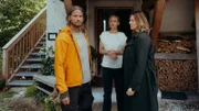 Gemeinsam mit Markus (Sebastian Ströbel, l.) sucht Maja (Anne Weinknecht, r.) ihren Bruder. Verschweigt seine Frau Susanne Wenninger (Barbara Sotelsek, M.) den beiden etwas?