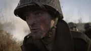 Sergeant McHugh führt einen Angriff auf die deutschen Geschütze am Fuß des Hügels an.