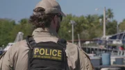 CBP AMO Agent Squires blickt über das Dock, während die Besatzung zu ihrem nächsten Einsatz in Mayaguez, P.R., aufbricht.