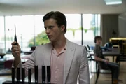 Unter falschem Vorwand lädt der ehemalige Eliteschüler Parker Roscoe (George Sear, l.) Tom Harris (Brenock O'Connor, r.) zu sich in die Firma ein. Er möchte Informationen über Alex Rider. Dafür ist ihm jedes Mittel recht.