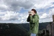 Inga Rubens stellt aus Merinoschafen von der schwäbischen Alb, die nur noch zur Landschaftspflege und Fleischproduktion genutzt wurden, Jacken her.