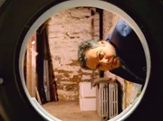 In einem Trockenautomaten wird die Leiche eines Mädchens gefunden. Wurde sie das Opfer eines Pädophilen? Detective Goren (Vincent D'Onofrio) ermittelt.