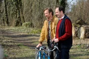 Gregor und Hubert machen mit dem Tandem einen Ausflug in den Wald. Von links: Gregor Brunner (Holger M. Wilhelm) und Hubert Kirchleitner (Bernhard Ulrich).