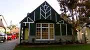 Jessie und Tina finden ein Tudor-Haus für 399.000 Dollar, dessen Preisspiegel zwischen 500.000 und 600.000 liegt. Die Architektur ist in Kalifornien beliebt und zeichnet sich durch seine schräge Steildach-Form und ein geometrisches Balkenmuster aus. Außerdem hat das Objekt viele Original-Details, darunter Türgriffe, Sockelleisten und hölzerne Fensterrahmen. Die Böden sind jedoch kaputt, die Bäder uralt und die Küche zu eng. Wenn sie es geschickt anstellen, könnten 40.000 Dollar für die nötigen Renovierungsarbeiten reichen, und das Makler-Paar würde einen schönen Gewinn einstreichen. Doch wie sich zeigt, gibt es mehrere Interessenten, und der Preis steigt.