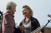 Grace Maplin (Stella Gonet, r.) überreicht Camilla Crofton (Susan Engel, l.) den Preis für ihr Lebenswerk.