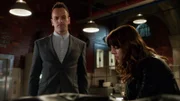 Um das Leben von Kitty (Ophelia Lovibond, r.) zu beschützen, würde Holmes (Jonny Lee Miller, l.) alles tun ...