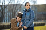 Wie schafft es Sofia Galura (Olivia Papoli-Barawati, r.) Oskar Sonnenfelds (Paul Hofmann Wellenhof, l.) Vertrauen zu gewinnen?