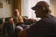 Herr Elster (Gunnar Helm, l.) ist nicht gut zu sprechen auf Fred (Wilson Gonzalez, r.) und den Späti.