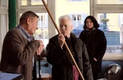 Alois macht bei Theres' Scharade nur unter besonderen Bedingungen mit. Von links: Alois Preissinger (Erich Hallhuber sen.), Theresa Brunner (Ursula Erber) und Monika Vogl (Christine Reimer).
