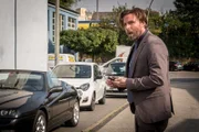 Alexander Koch (Christoph Mory) ist geschockt: Gerade hat jemand versucht, ihn auf offener Straße zu überfahren.