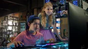 Piet (Noah Lusander) und Malin (Ida Carlo) suchen nach weiteren Spuren im Netz.