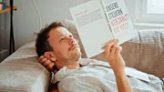 122 Menschen in Deutschland erhalten drei Jahre lang monatlich 1.200 Euro – ohne Verpflichtungen. Es ist eines der weltweit aufwendigsten Experimente zum Bedingungslosen Grundeinkommen, streng wissenschaftlich begleitet. Wie gehen die Glücklichen damit um, was verändert sich? Die humorvolle Langzeitdoku offenbart überraschende Einsichten über Geld, Arbeit und den Wert von Freiheit. - Michael Bohmeyer ist Initiator des Pilotprojekts „Mein Grundeinkommen“.