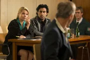 Die erste Mandantin in ihrem eigenen Büro in der Einkaufspassage ist die junge Türkin Idel, die sich um ihren Mann Orkan (Orhan Müstak, 2.v.l.) große Sorgen macht, denn die Staatsanwaltschaft wirft ihm vor, ein Auto gestohlen zu haben. Nun ist es an Danni (Annette Frier, l.) zu beweisen, dass es sich hier um eine Fehlanklage handelt ...