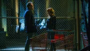 Es kommt Licht in die gemeinsame Vergangenheit von Sherlock (Jonny Lee Miller, l.) und Kitty (Ophelia Lovibond, r.) ...
