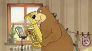 Dr. Brumm hat eine Tuba gefunden und versucht damit Musik zu machen.