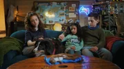 Leo (Charlotte Farhadi), Amy (Melody Rose) und Moritz (Jan Friedrichsen) fragen sich, was mit Pepper los ist, seit er das tote Eichhörnchen im Maul hatte…