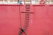 Verschlungene Wege. Schmuggler legen sogar mit Schnellbooten längsseits an, um Kokain von Bord zu holen.