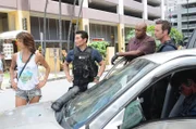 Ein neuer Mordfall beschäftigt Steve (Alex O'Loughlin, r.), Chin (Daniel Dae Kim, 2.v.l.), Grover (Chi McBride, 2.v.r.) und Kono (Grace Park, l.) ...