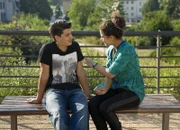 Daphne (Johna Nely Fontaine) und Orkan (Flavius Budean) freuen sich in derselben Projektgruppe zu sein.