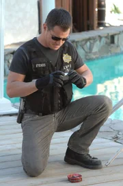 CSI-Ermittler Nick Stokes (George Eads) sichert Beweise am Tatort. Schnell stellt sich heraus, dass etliche Bewohner der Ranch ausreichend Gründe hatten, "Happy" Morales ins Jenseits zu befördern.