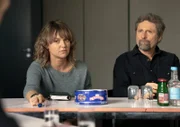 Lena Birkwald (Lisa Wagner) und Jürgen Tränker (Jörg Witte) sind gespannt, was Sven Lebert ihnen erzählen wird.