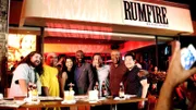Ein ganz besonderer Moment: (v.l.n.r.) Jerry (Jorge Garcia), Kamekona (Taylor Wily), Kono (Grace Park), Jerry Rice (Jerry Rice), Steve (Alex O'Loughlin), Grover (Chi McBride) und Chin (Daniel Dae Kim) ...