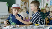 Hugo hat Marlon in sein Geheimnis eingeweiht (v.l.n.r: Petter Mortensen, Martin Evensen).