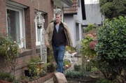 Niemand öffnet, da geht Finn (Sven Martinek) kurzerhand zum Hintereingang des Hauses.