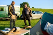 Kriminalhauptkommissar Jan Brockhorst (Felix Vörtler, r.) hält den Wildcamper Dr. Leon Steenhuus (Tyron Ricketts, l.) für verdächtig.