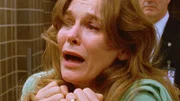 Eine begabte Geigerin ist in der Pause einer Opernvorstellung ermordet worden. Was verheimlicht die Mutter des Opfers, die berühmte Sopranistin Gillian Booth (Alice Krige), der Polizei?