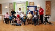 Checkerin Marina (3. von links) besucht ein Altenheim mit Schulkindern. Gemeinsam finden sie heraus, was es bedeutet, alt zu sein.