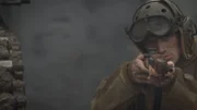 Ein Mitglied der amerikanischen Panzerbesatzung verteidigt Castle Itter.