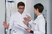 Theresa (Katharina Nesytowa, r.) will unbedingt bei der OP assistieren. Elias (Stefan Ruppe, l.) kann natürlich nicht nein sagen und überlässt Theresa die Patientin.