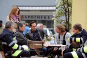Die Kollegen von der Feuerwehr machen Mike Vorwürfe, weil er einen wichtigen Einsatz verpasst hat. Von links: Trixi (Doreen Dietel) und Mike Preissinger (Harry Blank), Sebastian Wildner (Herbert Ulrich) und Roland Bamberger (Horst Kummeth).