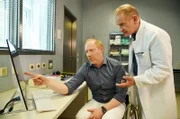 Chris Wegner (Simon Schwarz, li.) und sein Kollege Dr. Haidelbach (Joachim Paul Assböck) arbeiten gut zusammen.