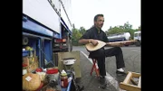 Musik auf dem Autohof.