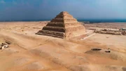 Die Stufenpyramide von Djoser I. gilt als die älteste Pyramide der Welt. Liegt ihr Baumeister, der große Imhotep, im ihrem Inneren begraben?
