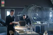 Ein russischer Ermittler (gespielt von Val Ovtcharov, links) studiert Luftaufnahmen der Absturzstelle von Aeroflot Nord Flug 821.